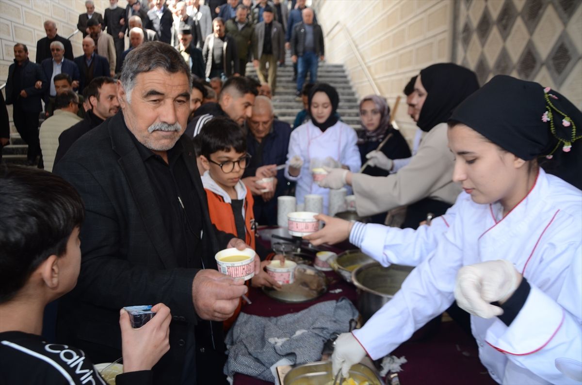 Muş'ta öğrenciler, vatandaşlara çorba ikramında bulundu