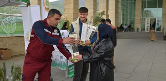 Muş'ta üniversite öğrencilerine fidan dağıtıldı