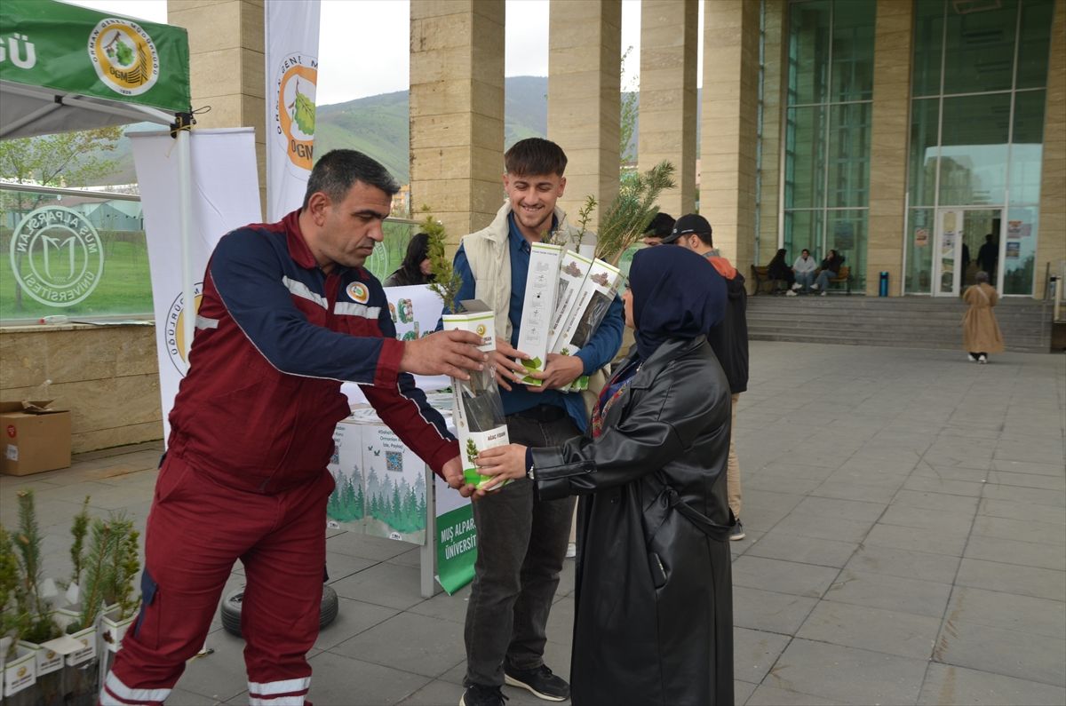 Muş'ta üniversite öğrencilerine fidan dağıtıldı