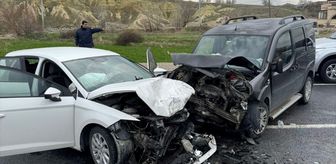 Nevşehir'de hafif ticari araçla otomobilin çarpıştığı kazada 4 kişi yaralandı