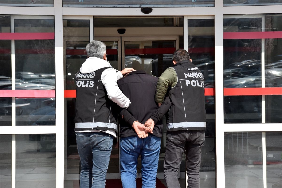 Nevşehir'de midelerinde uyuşturucu kapsülleri bulunan 2 şüpheli tutuklandı