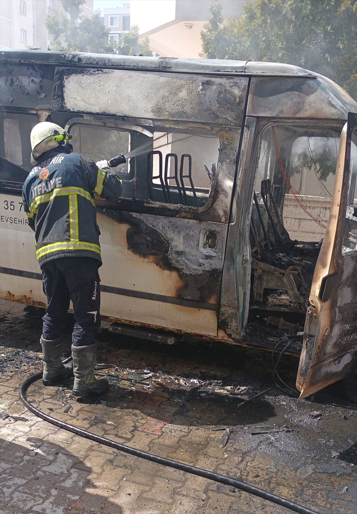 Nevşehir'de park halindeki minibüs yandı