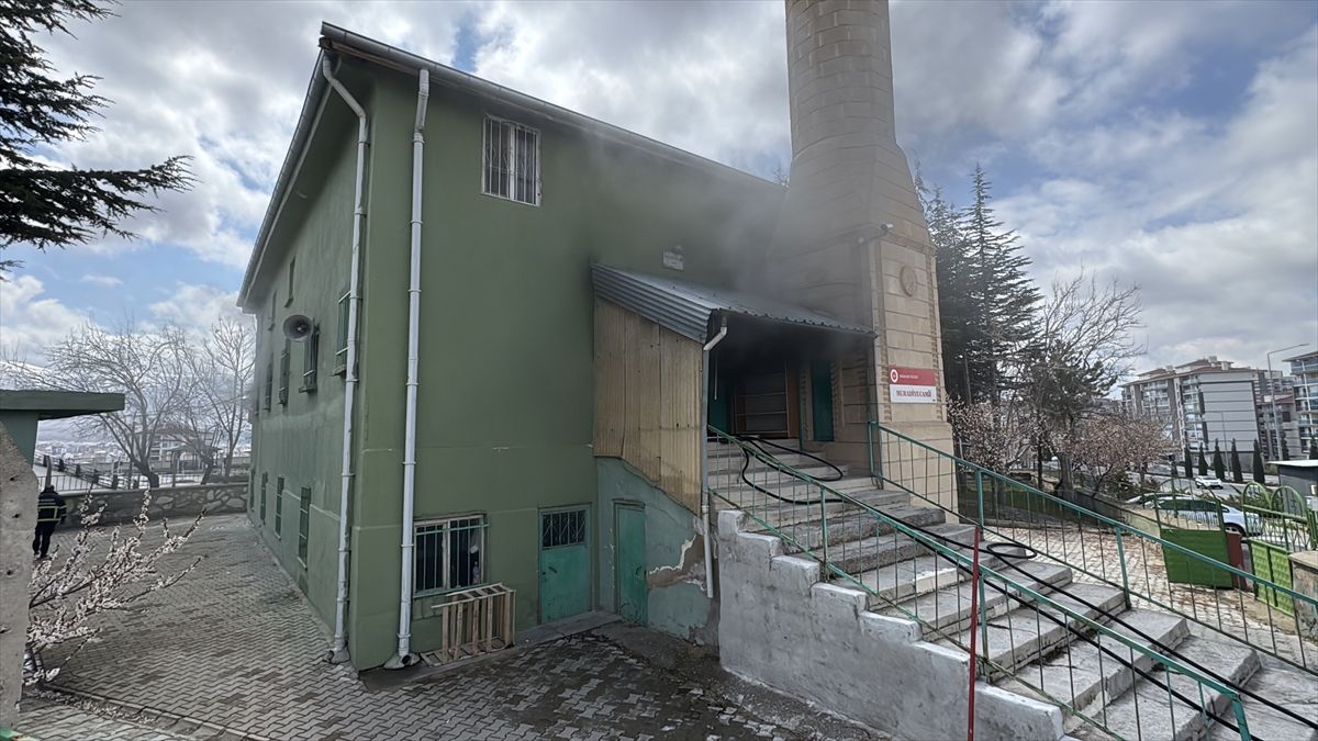 Niğde'de camide çıkan yangın hasara sebep oldu