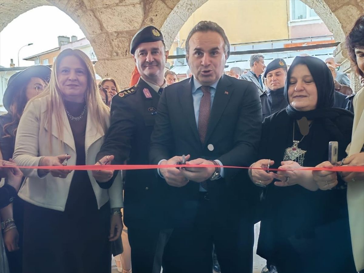 Niğde'de "Mucizenin Ardındaki Nefes Kağıt Rölyef Sergisi" açıldı