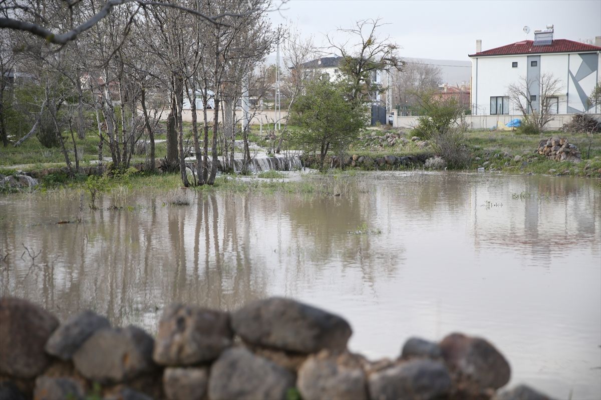 Niğde'de sağanak hayatı olumsuz etkiliyor