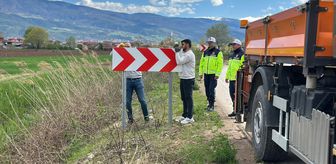 Niksar'da köy yollarında eskiyen veya eksik olan tabelalar yenileniyor
