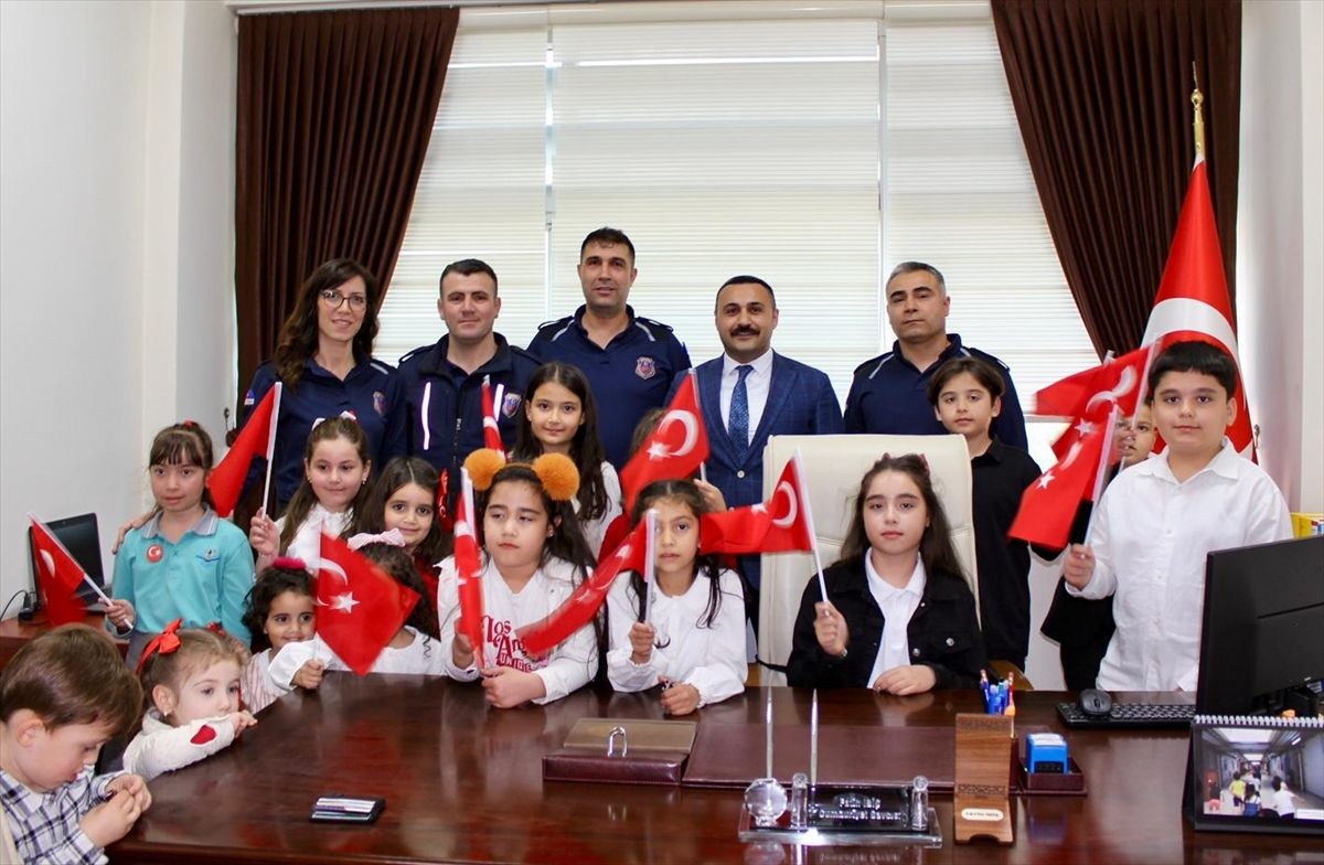 Ödemiş Adliyesi'nde makam koltukları çocuklara bırakıldı