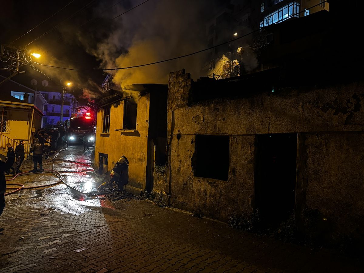 Ordu'da çıkan yangında 2 katlı ev kullanılamaz hale geldi