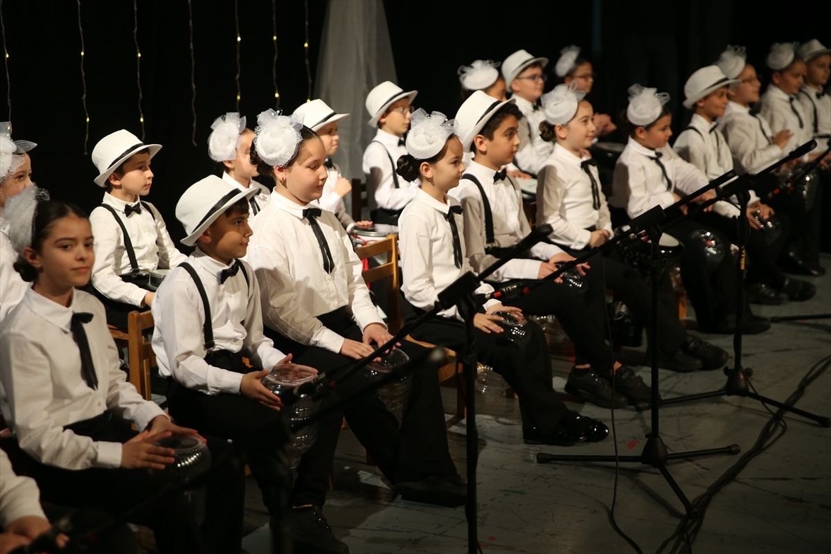 Ordu'da darbukayı bidonla öğrenen ilkokul öğrencileri konser verdi
