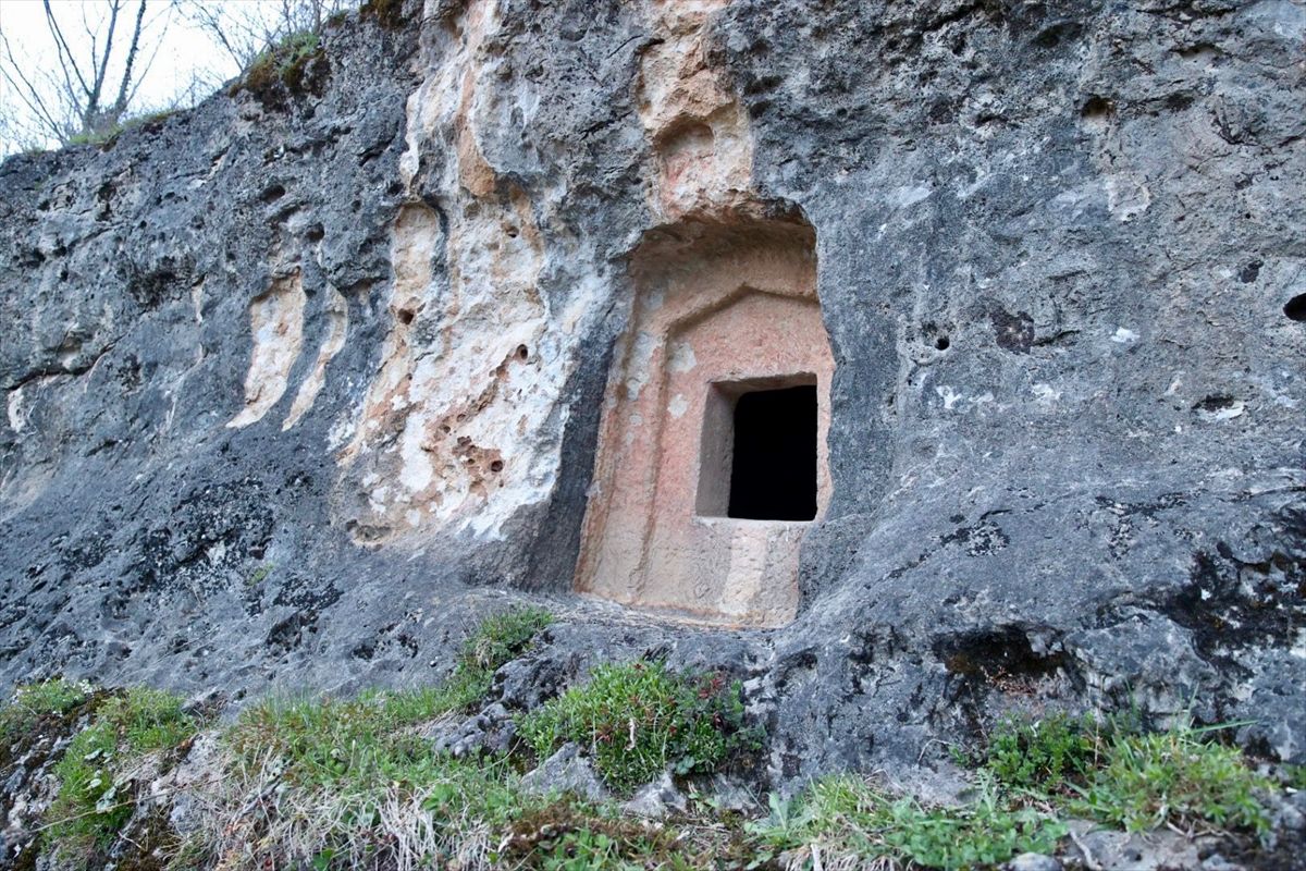 Ordu'daki Tikenlice Kaya Mezarları ziyaretçilerin ilgisini çekiyor