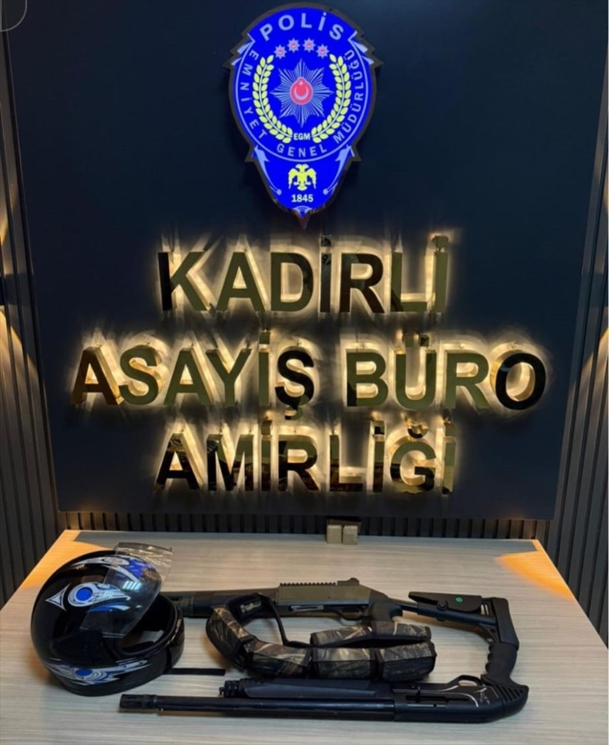 Osmaniye'de asayiş uygulamalarında yakalanan 22 firari zanlıdan 11'i tutuklandı