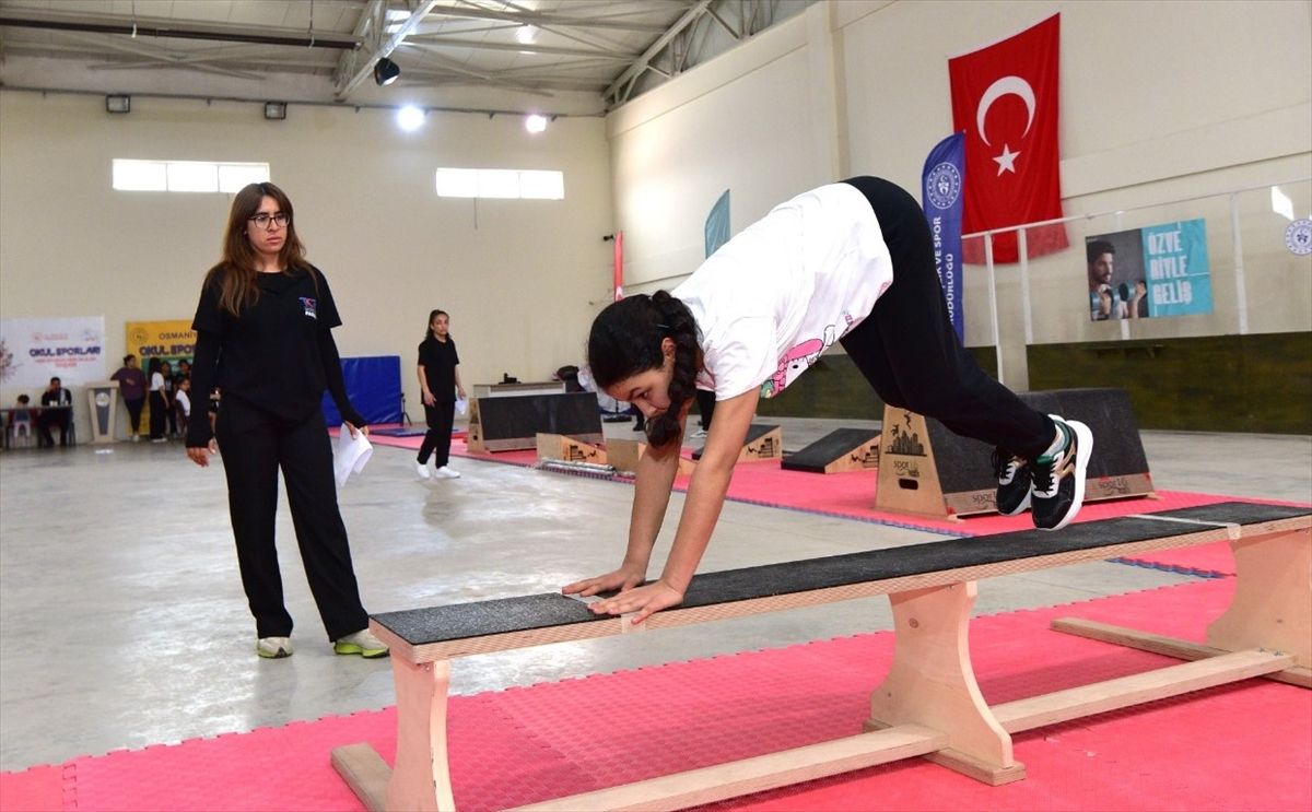 Osmaniye'de okul sporları cimnastik müsabakası yapıldı