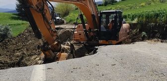 Osmaniye'de sağanak nedeniyle çöken köy yolunda ekiplerin çalışması sürüyor