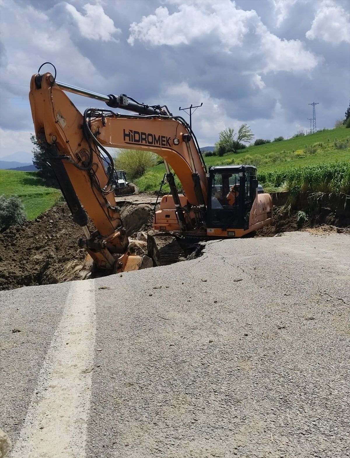 Osmaniye'de sağanak nedeniyle çöken köy yolunda ekiplerin çalışması sürüyor