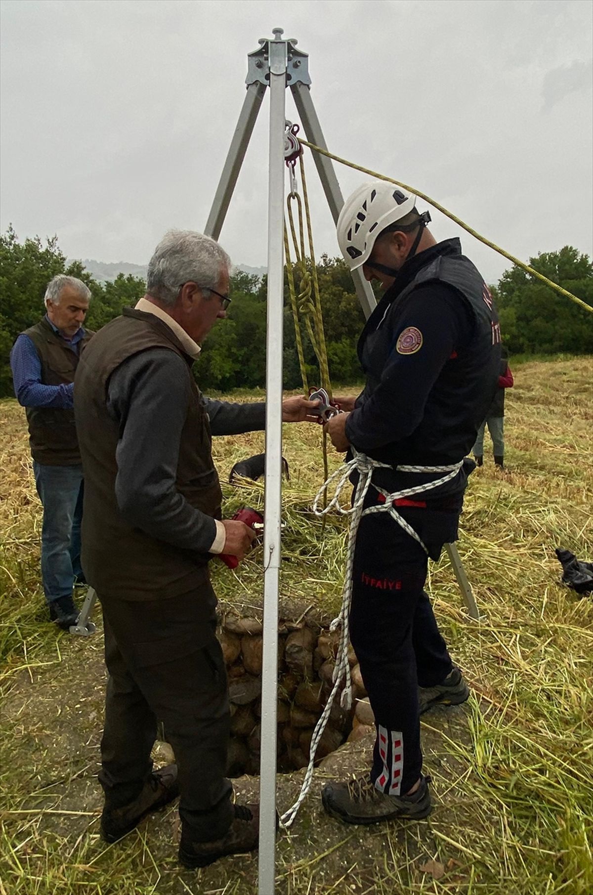Osmaniye'de su kuyusuna düşen tilkiyi itfaiye ekibi çıkardı