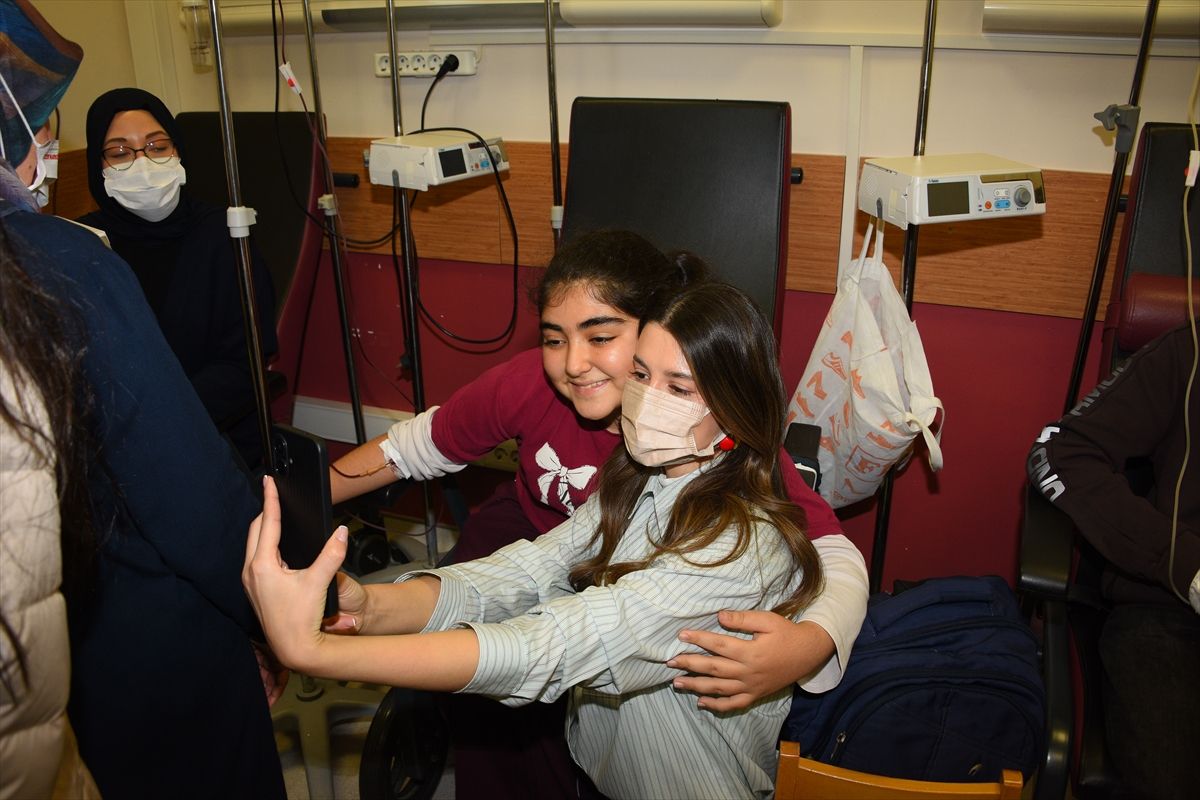 Oyuncu ve sporculardan hastanedeki çocuklara 23 Nisan ziyareti
