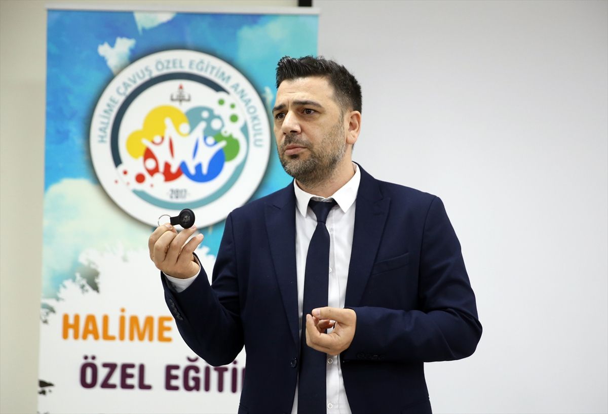Özel gereksinimli bireylerin güvenliğini artırmak için ailelere akıllı takip cihazı desteği