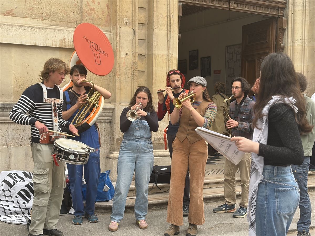 Paris'te öğrenciler, İsrailli üniversitelerle işbirliğine karşı müzikli eylem yaptı