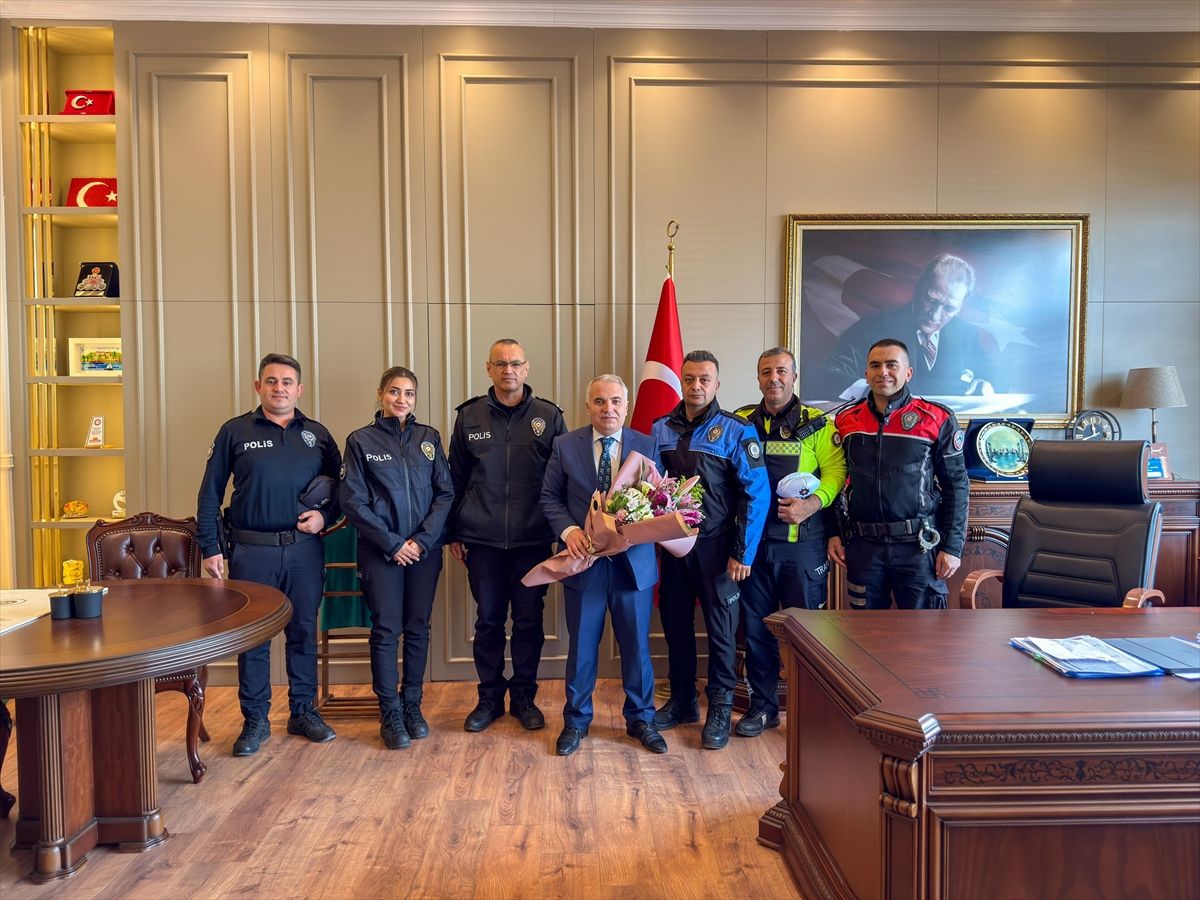 Polisler, Anamur Kaymakamı Kemal Duru'ya ziyarette bulundu