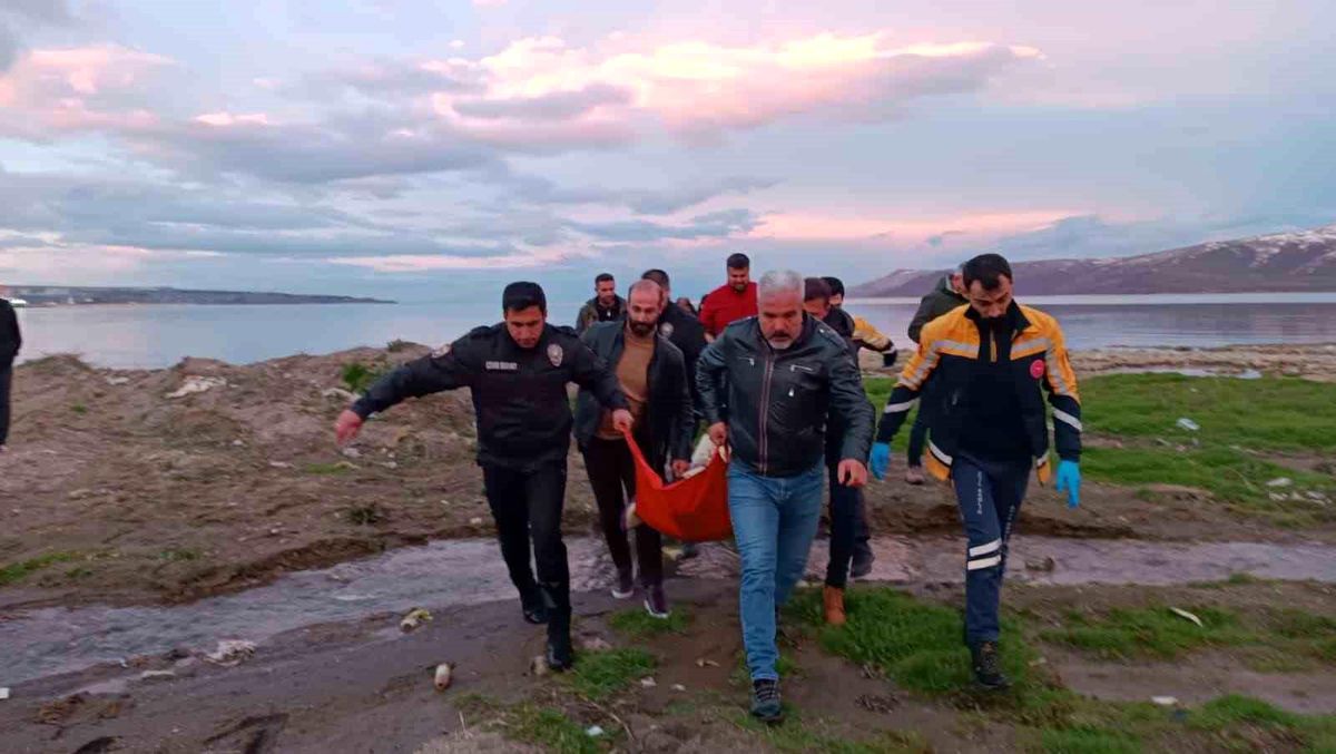 Polisler soğuk havaya aldırış etmeden Van Gölü'ne girip vatandaşı kurtardı