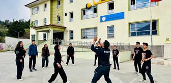 Pozantı'da polis, lise öğrencileriyle voleybol oynadı