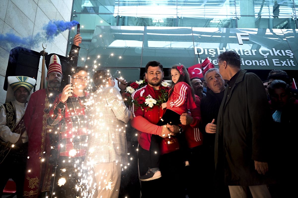 Rekortmen milli güreşçi Rıza Kayaalp'e başkentte coşkulu karşılama