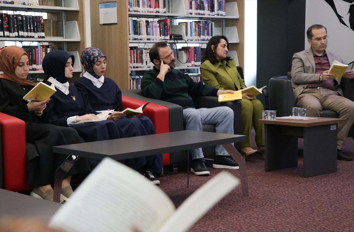 Rektör ve öğrenciler yaklaşık 4 yıldır beraber kitap tahlili yapıyor