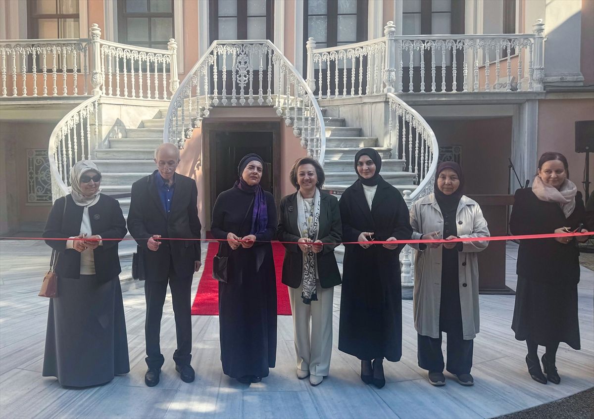 Ressam Hülya Yazıcı'nın retrospektif sergisi, Dolmabahçe Resim Müzesi'nde açıldı