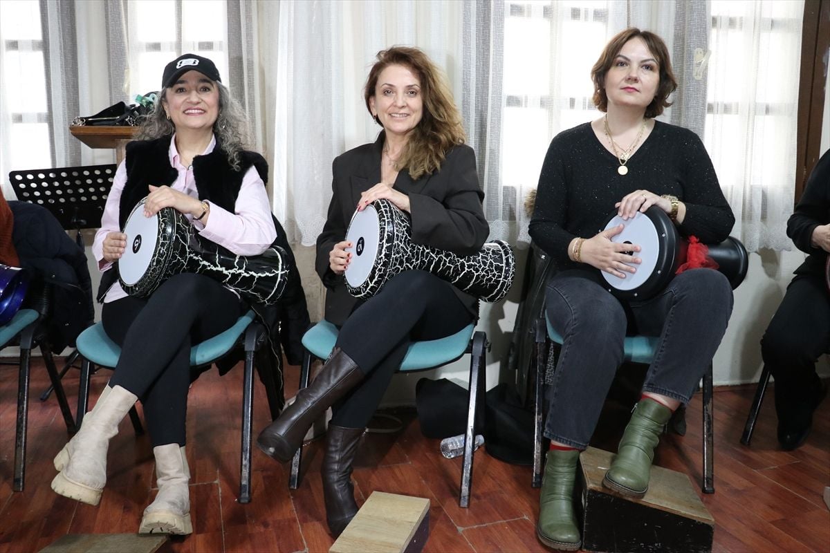 Ritim grubu üyeleri darbuka çalarak stres atıp sosyalleşiyor