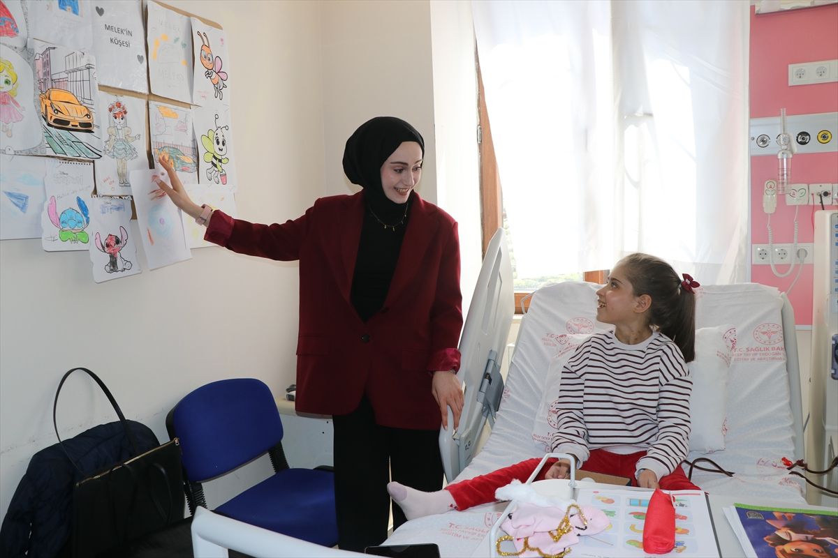 Rizeli diyaliz hastası Melek, gönüllü öğrencilerin desteğiyle okuma yazma öğreniyor
