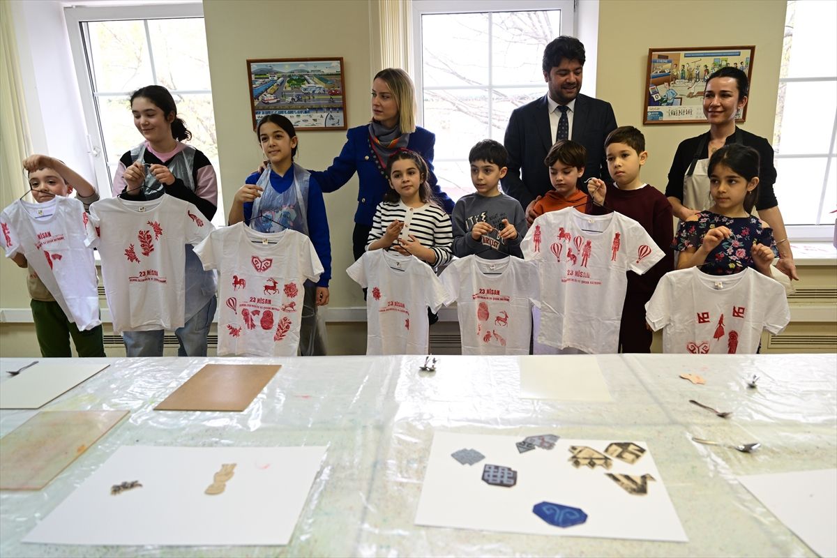 Rusya'da 23 Nisan Çocuk Bayramı haftasında çocuklara ebru sanatı ve linol baskı öğretildi