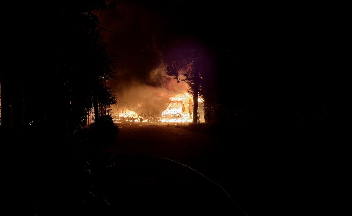 Sakarya'da 2 araç yandı, iş yerleri, depo ve evde hasar oluştu