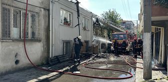 Sakarya'da 2 katlı evde çıkan yangın söndürüldü