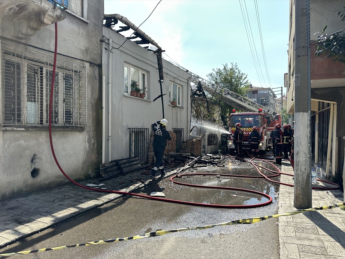 Sakarya'da 2 katlı evde çıkan yangın söndürüldü