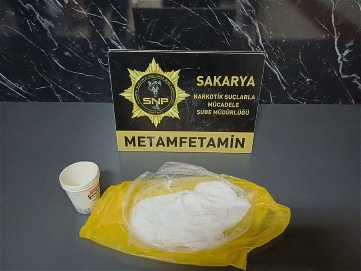 Sakarya'da araçta uyuşturucuyla yakalanan 3 kişi tutuklandı