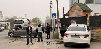 Sakarya'da iki otomobilin çarpıştığı kazada 4 kişi yaralandı