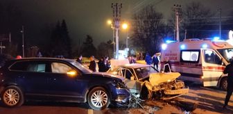 Sakarya'da iki otomobilin çarpıştığı kazada 5 kişi yaralandı