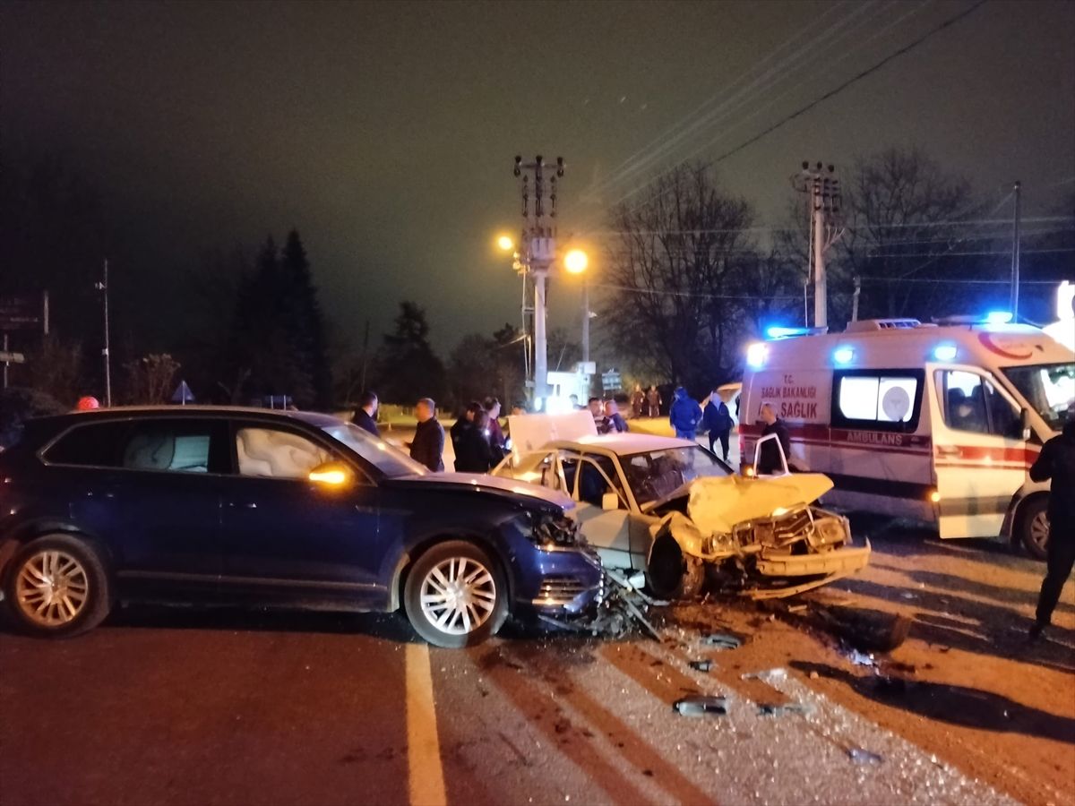 Sakarya'da iki otomobilin çarpıştığı kazada 5 kişi yaralandı