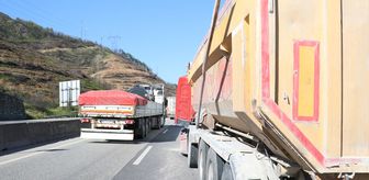 Sakarya'da kamyonetin tıra çarptığı kaza kara yolunda ulaşımı aksattı