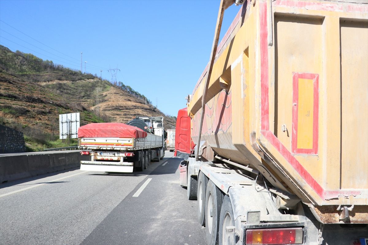 Sakarya'da kamyonetin tıra çarptığı kaza kara yolunda ulaşımı aksattı