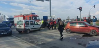 Sakarya'da otomobil ile hafif ticari aracın çarpıştığı kazada 4 kişi yaralandı