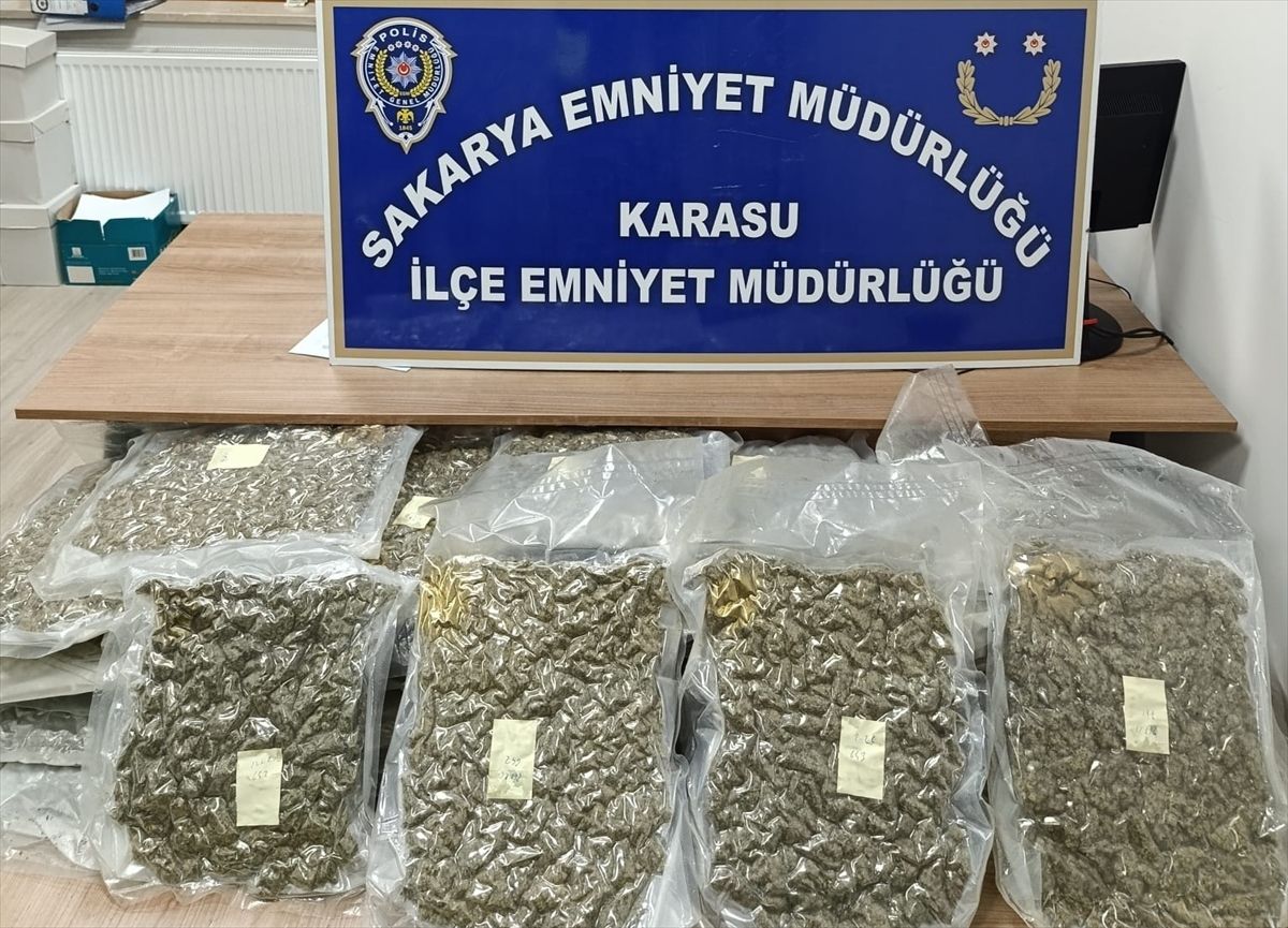 Sakarya'da sahile vuran çantada 21,5 kilogram sentetik uyuşturucu ele geçirildi