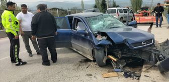 Sakarya'da traktörle otomobilin çarpıştığı kazada 3 kişi yaralandı