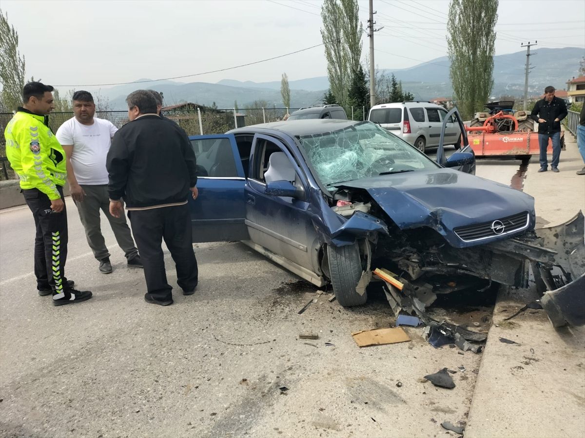 Sakarya'da traktörle otomobilin çarpıştığı kazada 3 kişi yaralandı