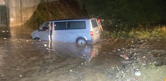 Sakarya'da yağış nedeniyle suyla dolan alt geçitte araç içerisinde mahsur kalan anne-oğul kurtarıldı