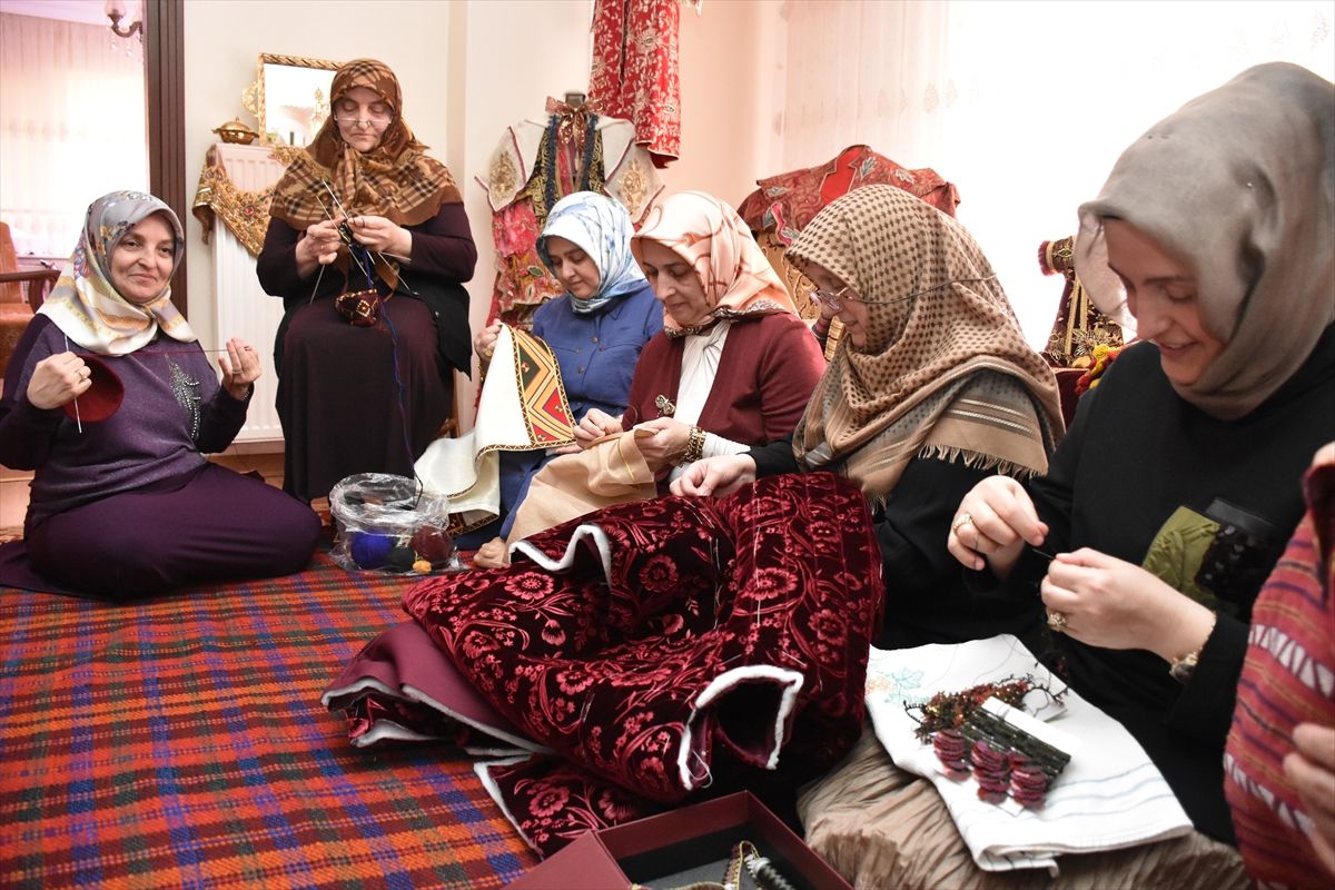 Sakarya'daki Kınalı Muhacirlerin geleneksel kıyafet ve dokumaları kayıt altına alınıyor