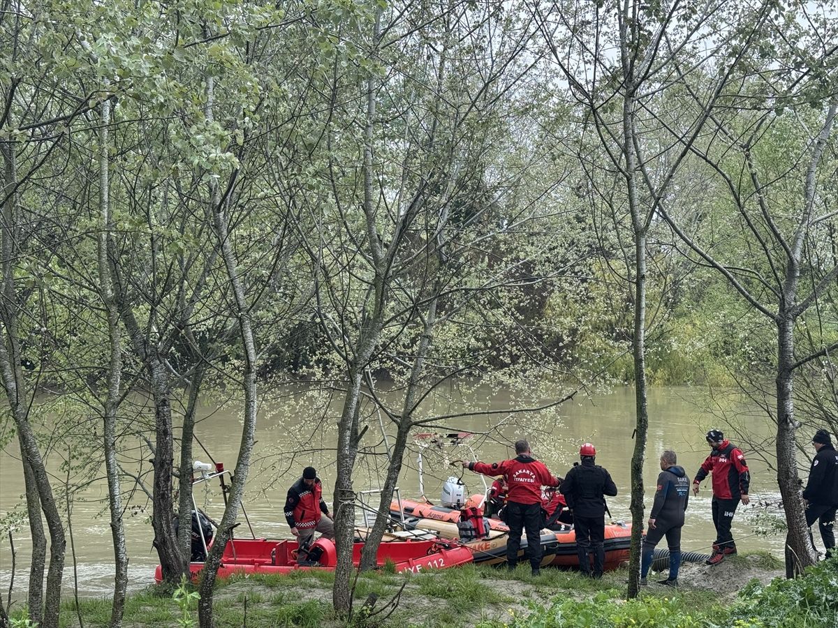 Sakarya Nehri'nde kaybolan çocuğu arama çalışmaları sürüyor