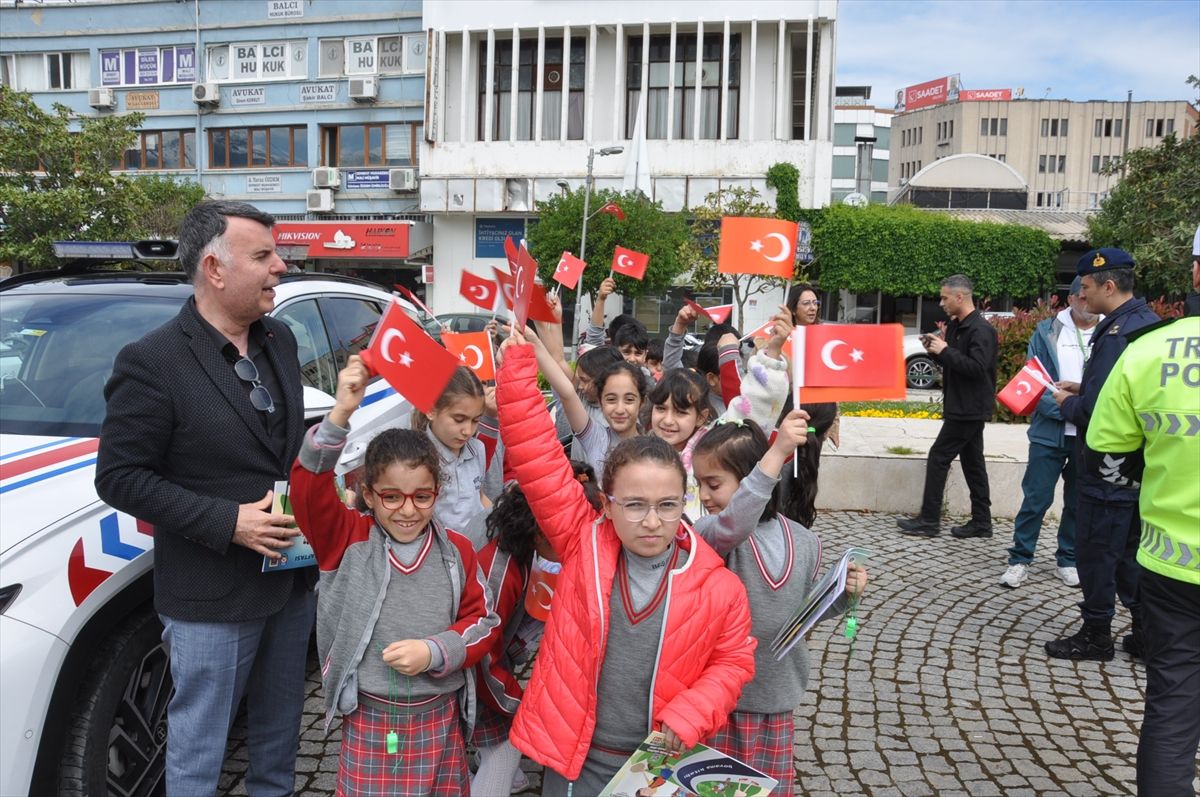 Salihli'de öğrencilere simülasyon aracıyla trafik eğitimi verildi