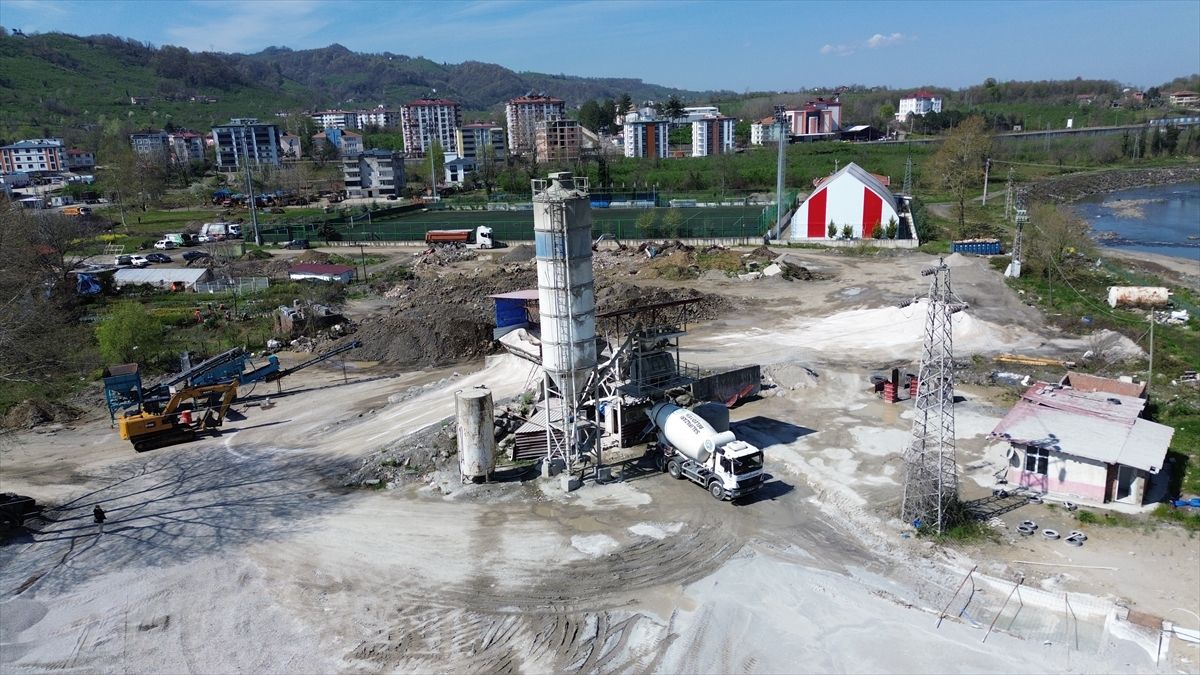 Salıpazarı'nda mahalle yolları betonla yenileniyor
