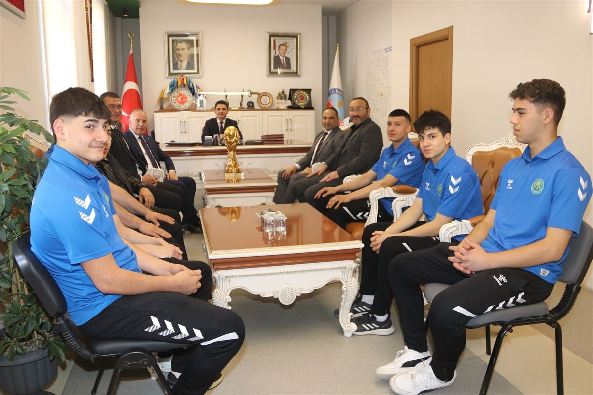 Şampiyon hentbolcular Taşova Kaymakamı Kartal'ı ziyaret etti
